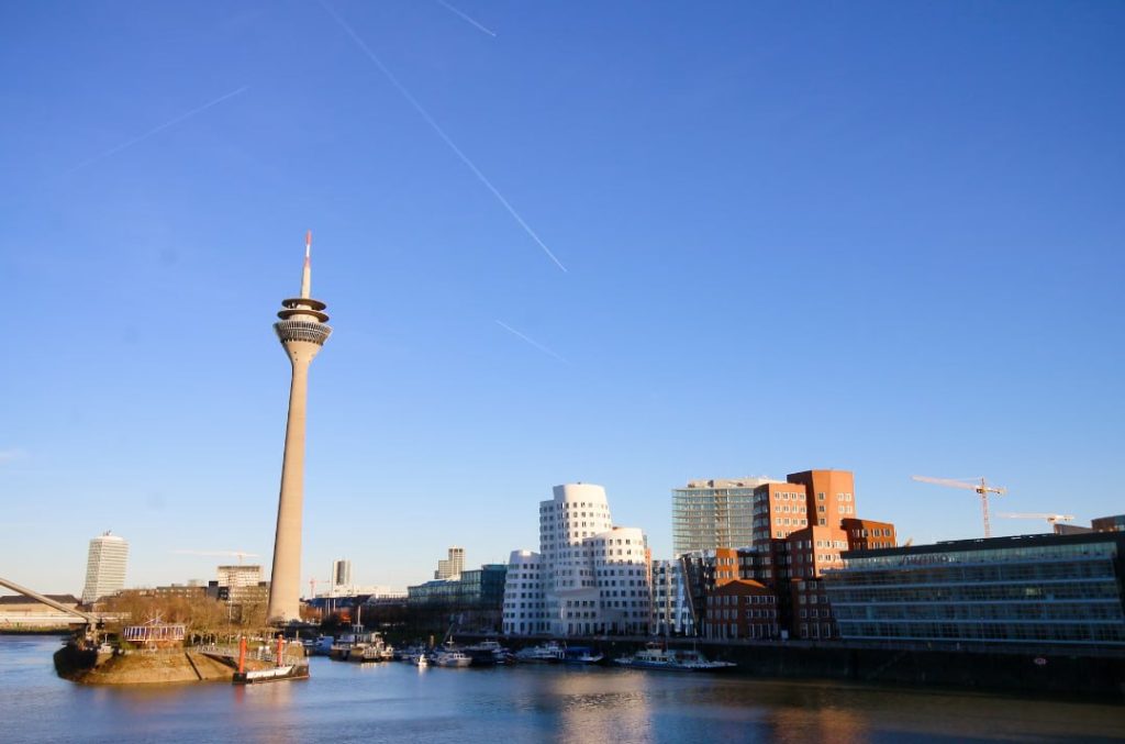 Duisburg to Düsseldorf Airport: Stress-Free Transfers & Rhine Valley Adventures