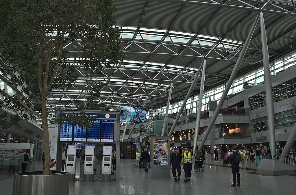 Düsseldorf Airport to Helmond Taxi: Seamless Transfers from Urban Chic to Dutch Charm
