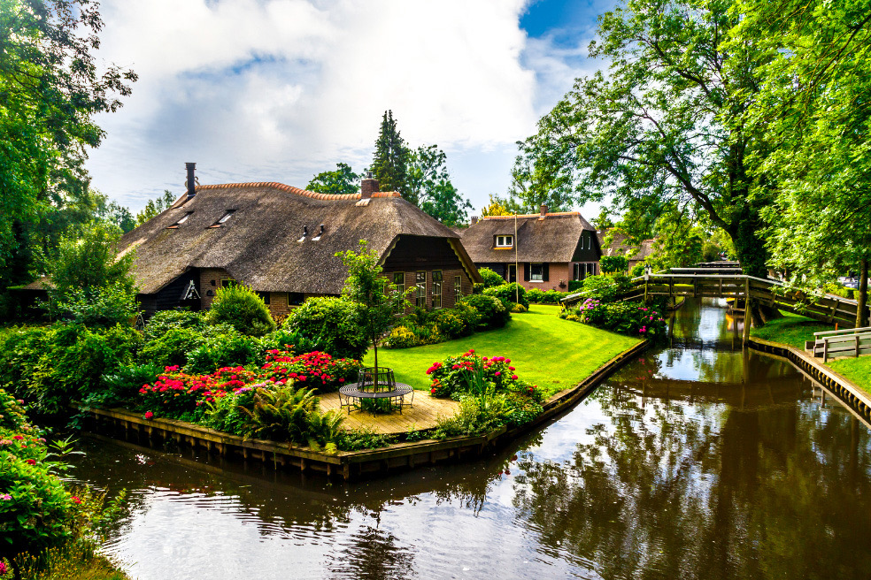 Düsseldorf Airport to Leende: Your Ultimate Transfer Guide to Dutch-German Border Adventures