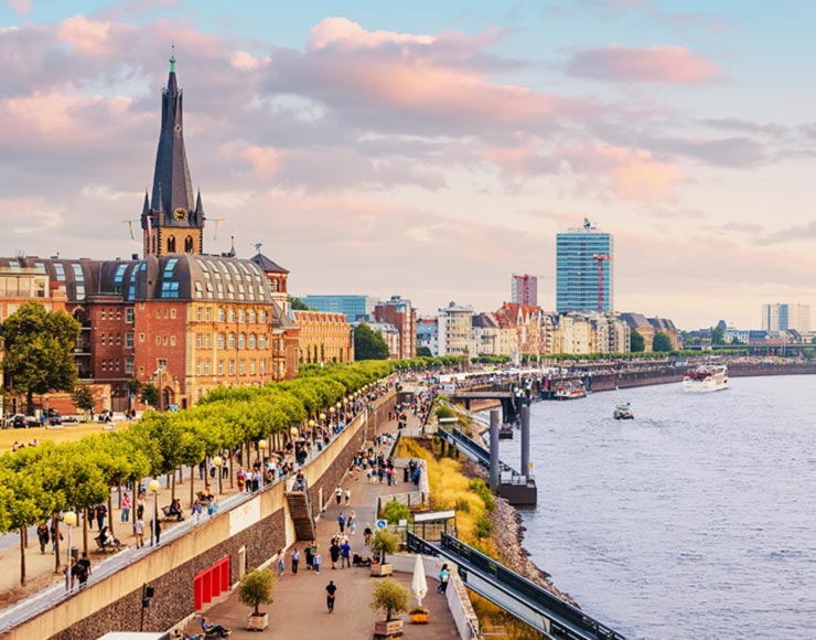 Düsseldorf Airport to Houten Taxi: Seamless Transfers from Urban Buzz to Dutch Serenity