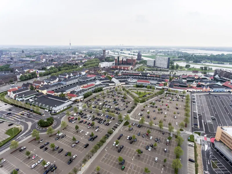 Dusseldorf Airport to Roermond Taxi: Seamless Transfers & Designer Shopping Adventures