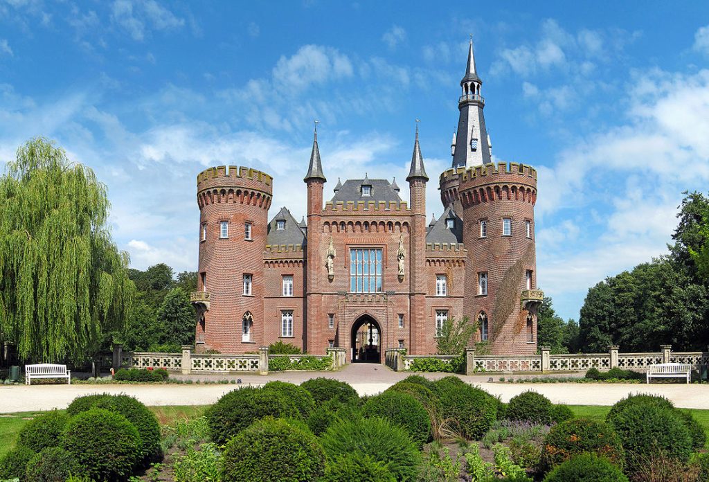 Dusseldorf Airport to Schloss Moyland: Your Ultimate Golf & Castle Getaway Guide