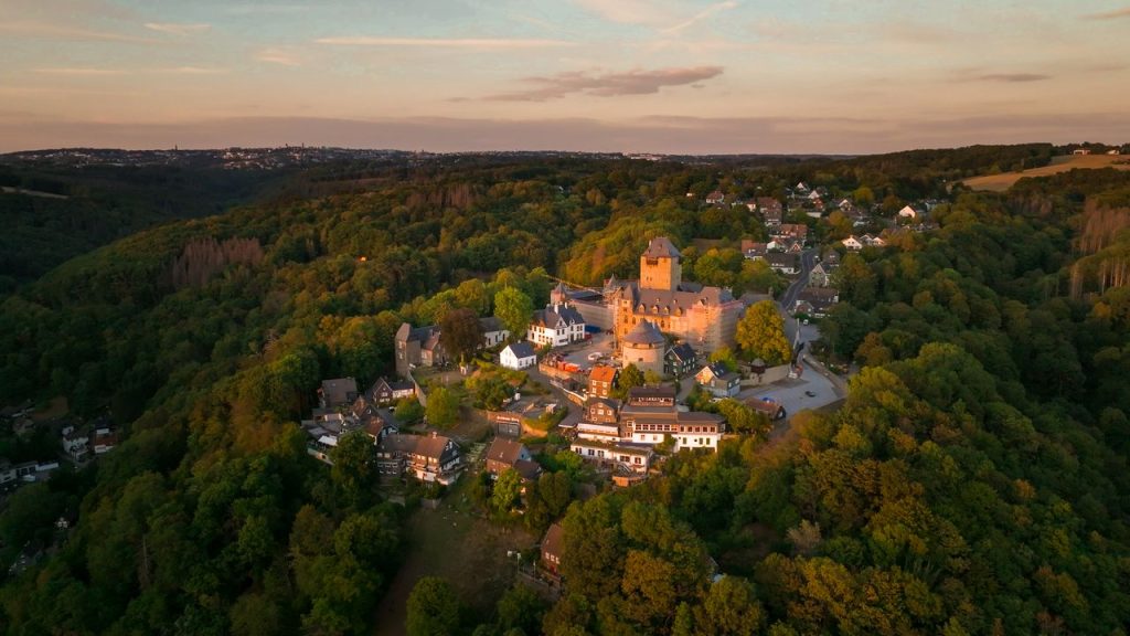 Dusseldorf Airport to Solingen Taxi: Your Seamless Gateway to Blade City & Rhineland Beauty