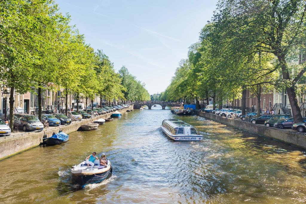 Dusseldorf to Amsterdam Taxi: Your Ultimate Cross-Border Travel Guide