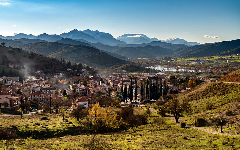 Kalavryta to Athens Airport Transfer: Your Scenic Gateway to Greek Adventure