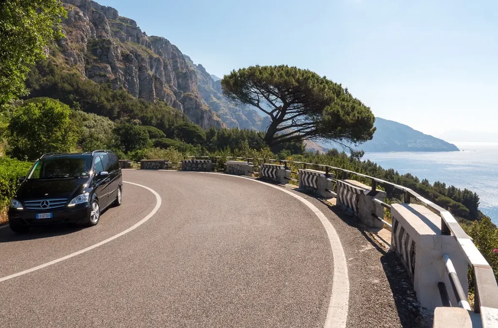 Your Stress-Free Guide to an Amalfi Coast to Naples Airport Transfer